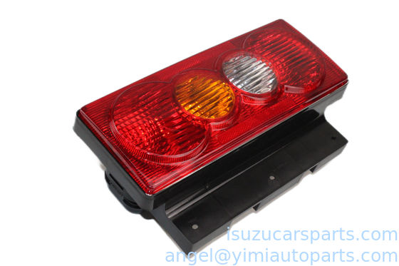L'éclairage de l'arrière-course est fourni par la lampe ISUZU KY N900