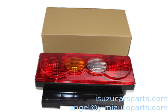 L'éclairage de l'arrière-course est fourni par la lampe ISUZU KY N900