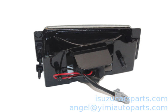 Les éclairages sont effectués par la lampe ISUZU NKR55