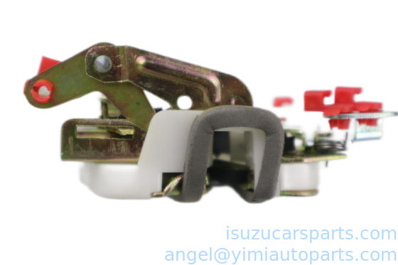 La voiture est équipée d'un système de verrouillage de porte de type ISUZU TFR.